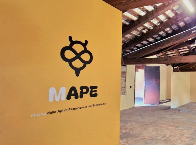Ingresso del museo delle api MAPe, con il logo sulla parete gialla.