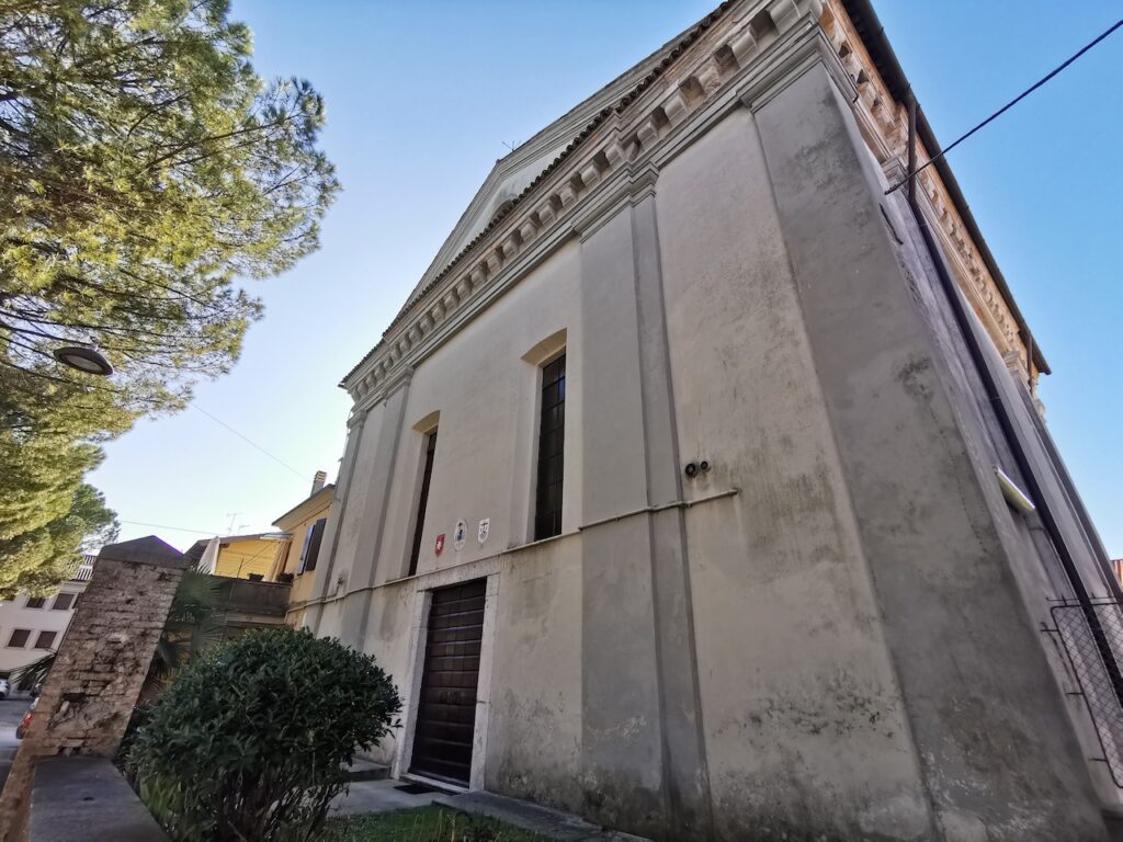 Facciata della chiesa di San Francesco, con alte finestre e ingresso laterale.