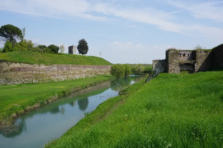 Fossato e mura in pietra dei bastioni di Palmanova.