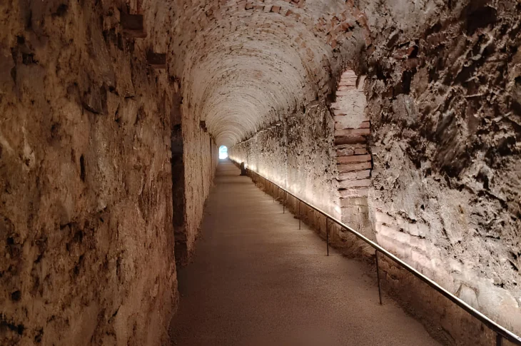 Corridoio sotterraneo delle gallerie di Palmanova, illuminato lungo il pavimento.