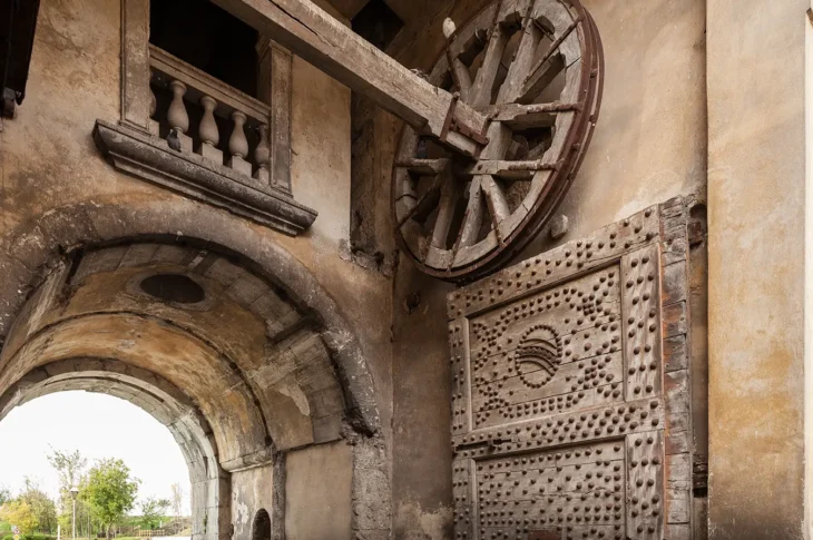 Interno di Porta Udine con il portone e la grande ruota del ponte levatoio.
