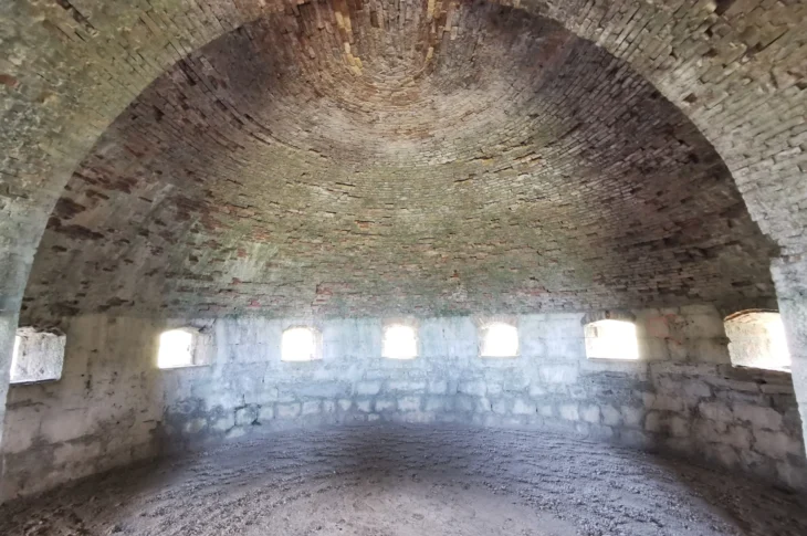 Sala della Lunetta Napoleonica, con volta in mattoni e piccole finestre.