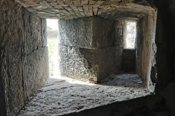 Stanza in pietra nella Lunetta Napoleonica, con una stretta apertura sulla luce esterna.