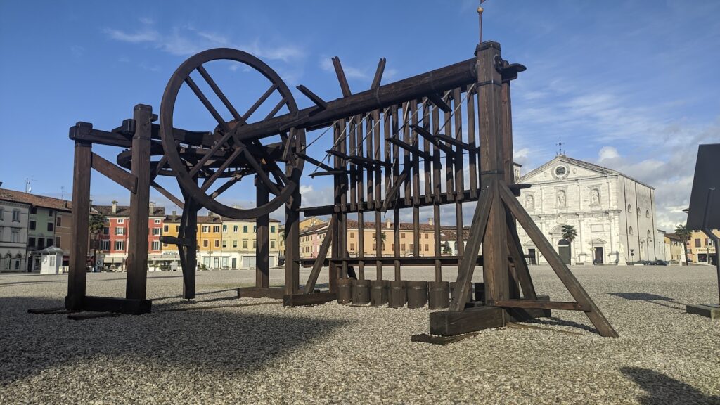 Ricostruzione in legno di una macchina per costruire fortezze, esposta in Piazza Grande.