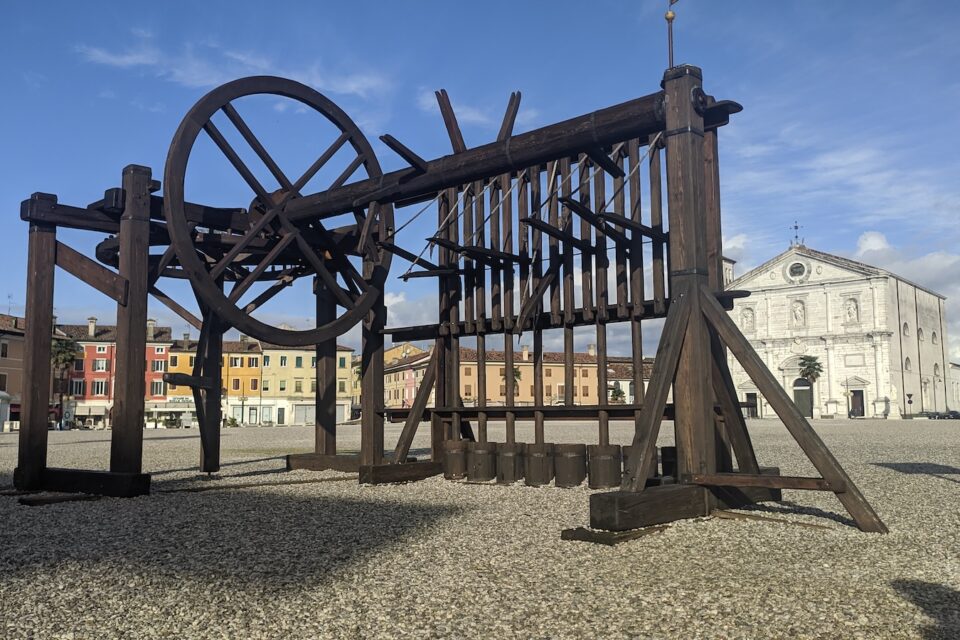 Ricostruzione in legno di una macchina per costruire fortezze, esposta in Piazza Grande.