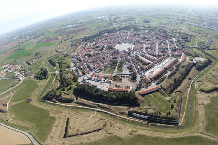 Veduta aerea di Palmanova con le fortificazioni a stella e la città al centro.