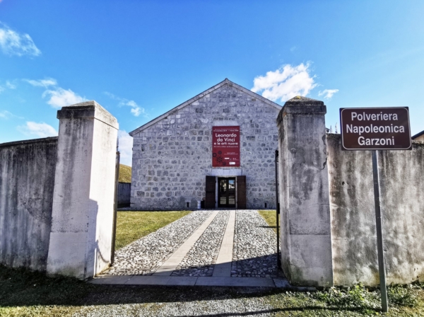 Ingresso della Polveriera Napoleonica Garzoni, tra due pilastri bianchi.