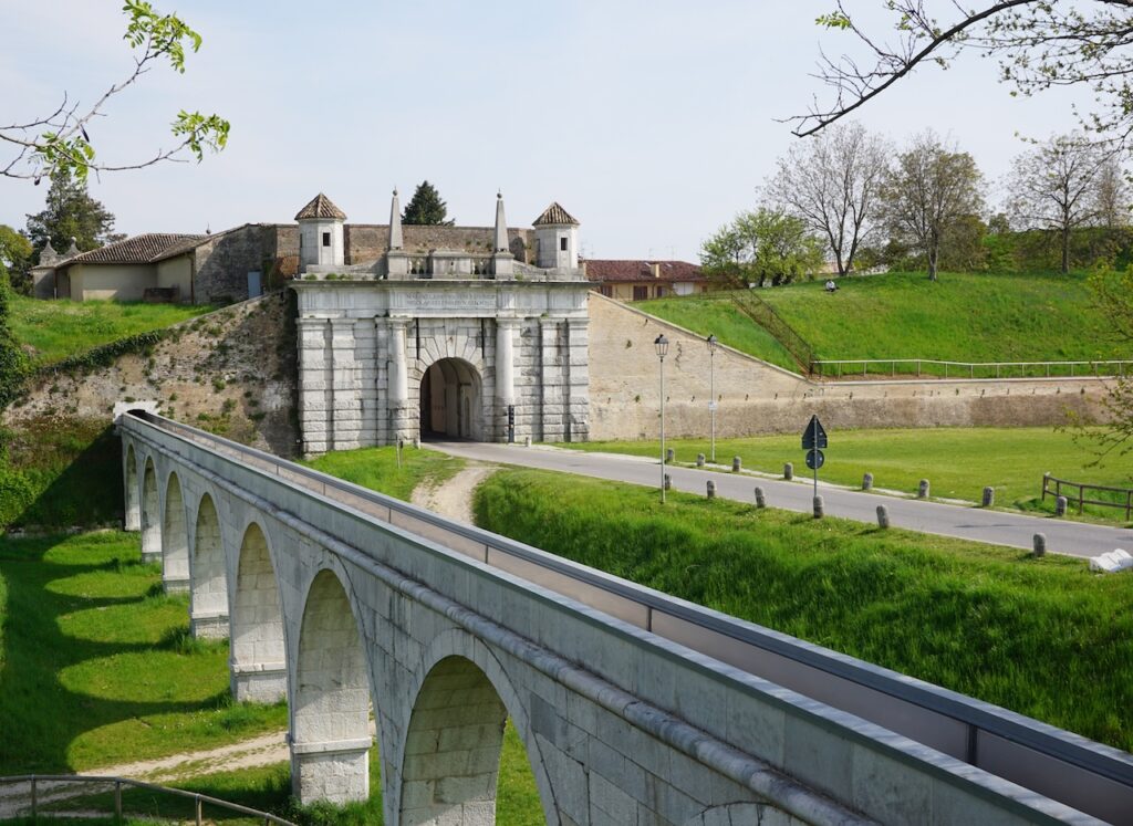 Porta Udine e il ponte ad archi che attraversa il fossato.