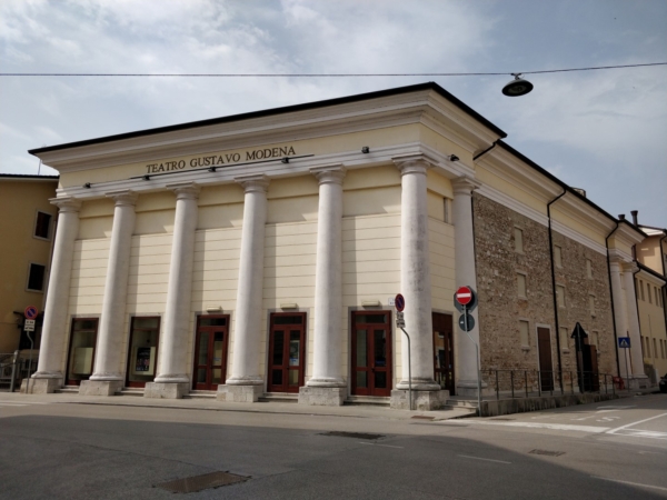 Facciata del Teatro Gustavo Modena, con colonne bianche e tre ingressi.
