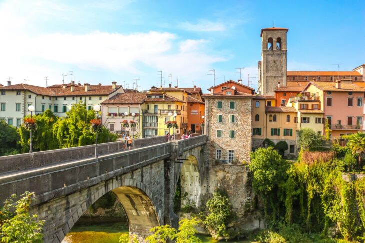 Ponte del Diavolo a Cividale del Friuli, sopra il fiume tra gli edifici del centro.