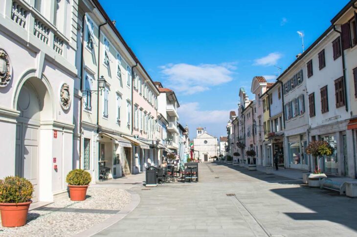 Strada pedonale di Gradisca d’Isonzo, fiancheggiata da palazzi storici.