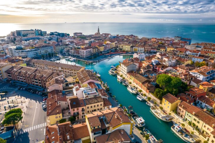 Veduta dall’alto del porto di Grado e delle case lungo il canale.