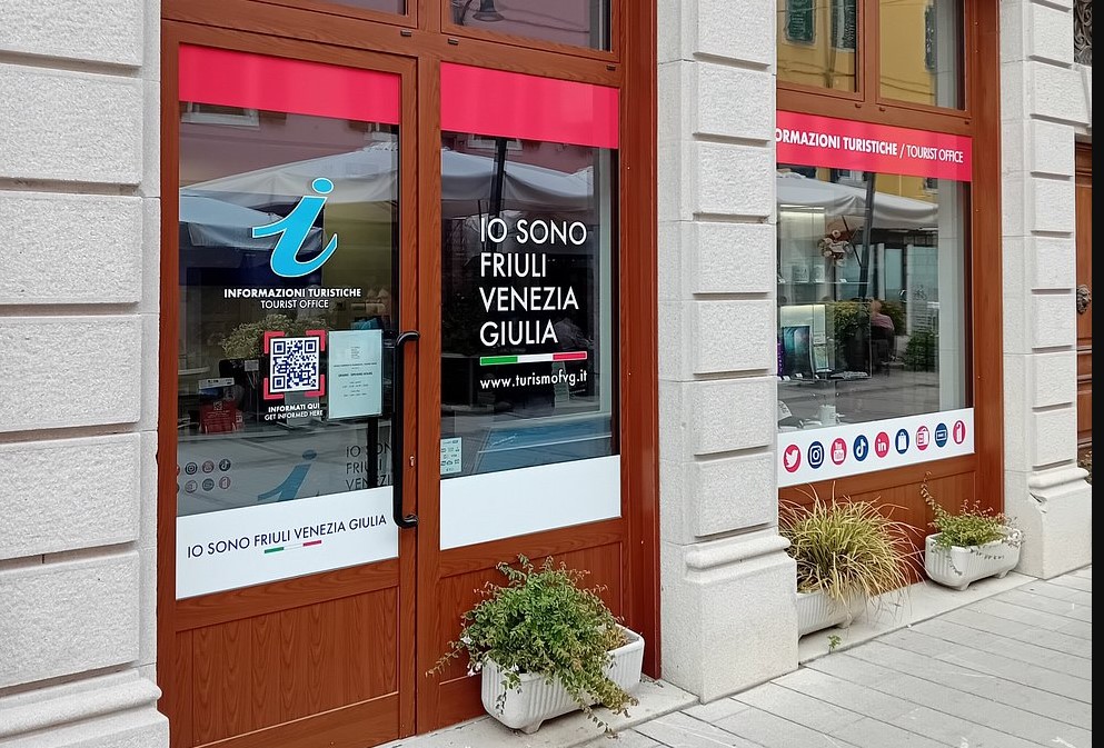 Veduta laterale delle vetrine esterne dell'ufficio d'informazioni turistiche del Comune di Palmanova