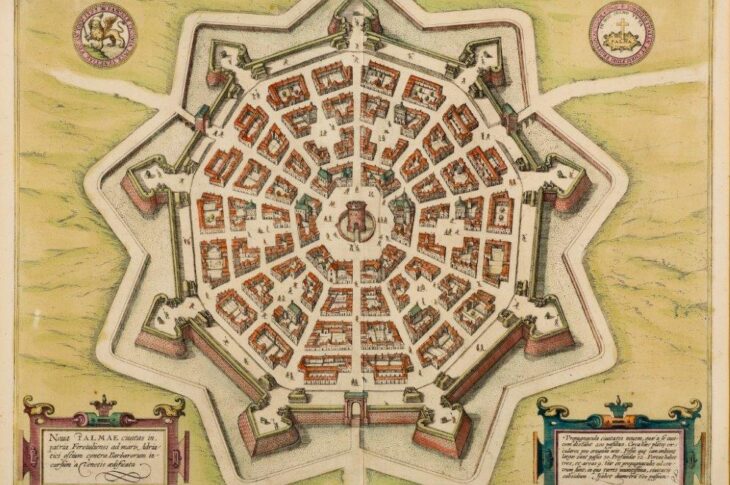 Antica pianta colorata di Palmanova: la città a stella a nove punte, con case rosse e bastioni, e la scritta «Palma» in alto.