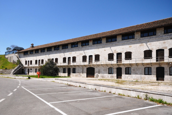 Lunga facciata dell’ex Caserma Montesanto, affacciata su un piazzale.
