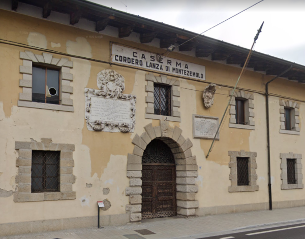 Facciata dell’ex Caserma Montezemolo, con portale ad arco e stemmi in pietra.