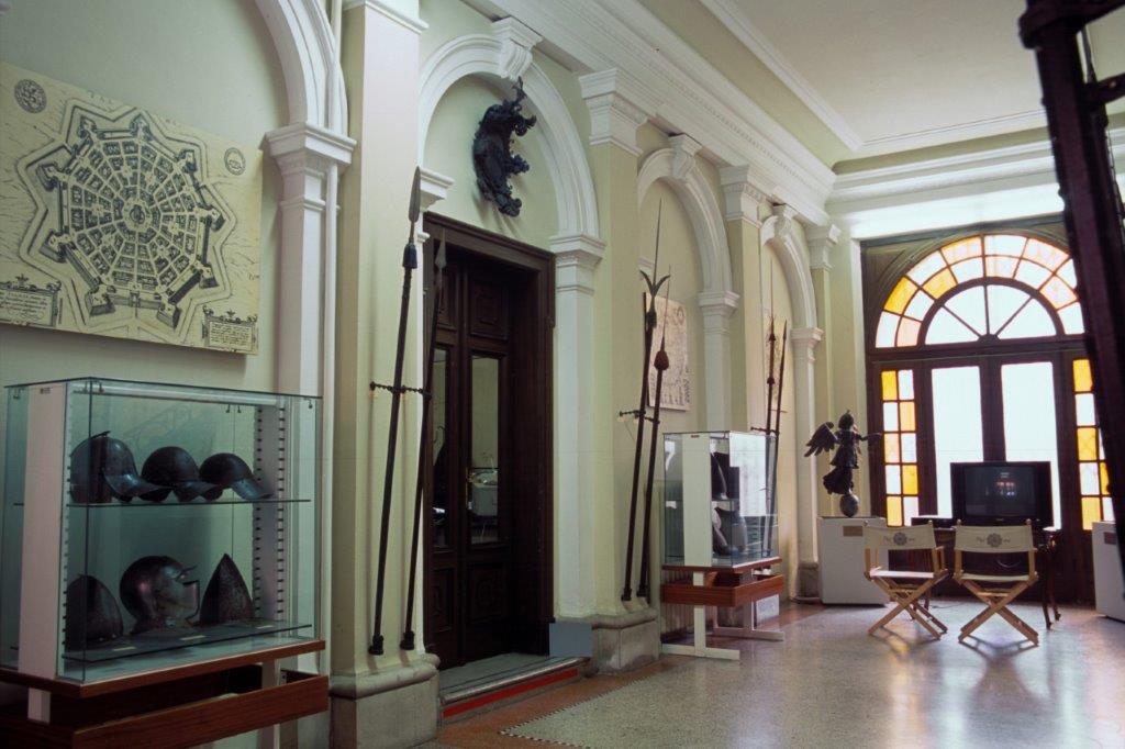 Sala del Civico Museo Storico, con vetrine e reperti esposti lungo le pareti.