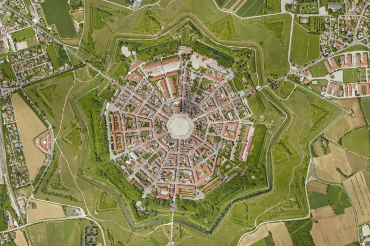 Veduta verticale di Palmanova: Piazza Grande al centro delle fortificazioni a nove punte.