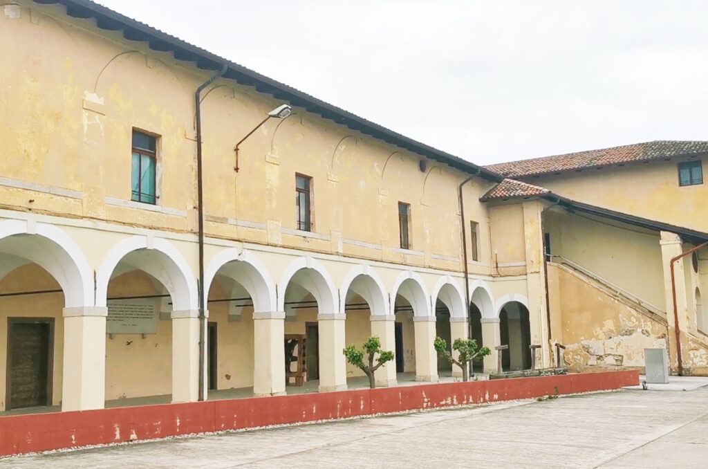Veduta laterale dell'edificio della Ex caserma Piave con i suoi portici