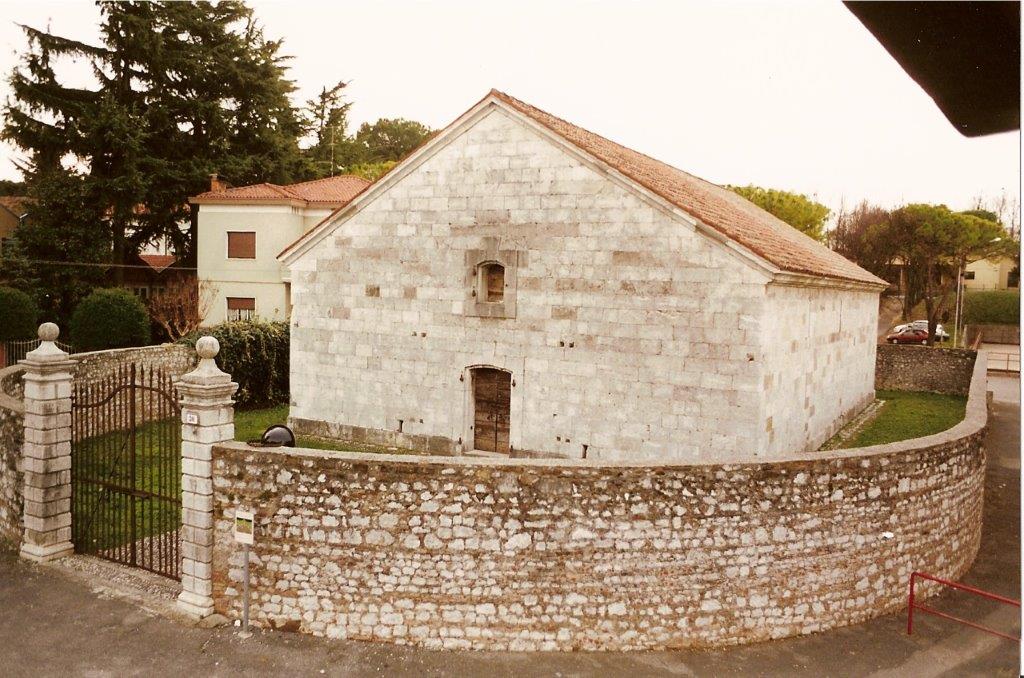 Veduta esterna dell'edificio della polvoriera Napoleonica Foscarini posizionata all'interno di un recinto circolare fatto in pietra