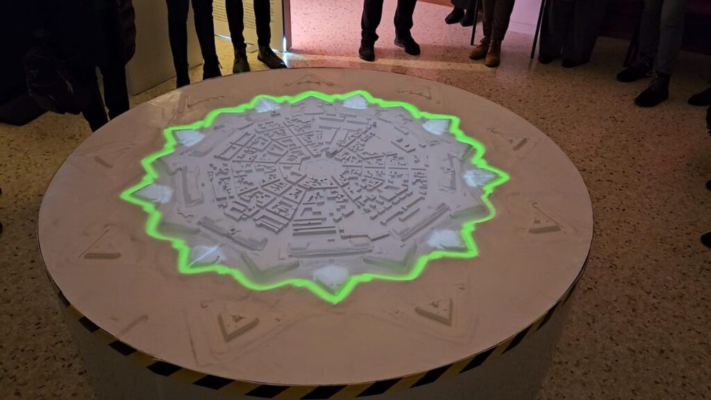 Modello circolare della città a stella di Palmanova, illuminato nella sala video multimediale.