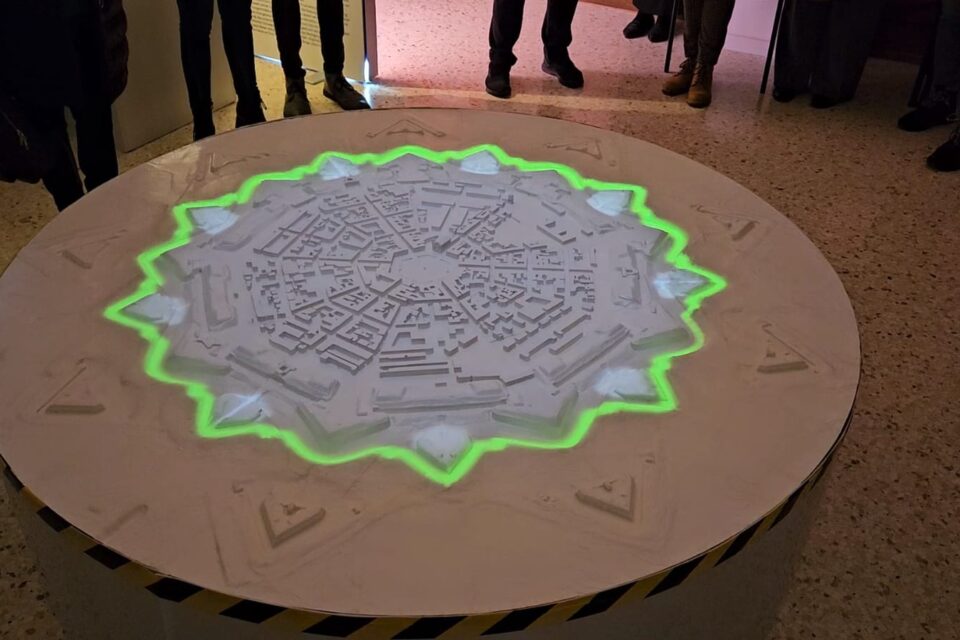 Modello circolare della città a stella di Palmanova, illuminato nella sala video multimediale.