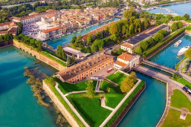 Vista aerea che mostra la storica Fortezza Veneziana di Peschiera del Garda, sito patrimonio dell'umanità UNESCO situato sul Lago di Garda