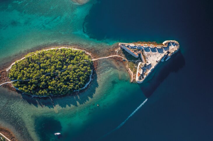 Fortezza di San Nicolò: Questa imponente fortezza veneziana, situata vicino a Sebenico, in Croazia, è riconoscibile per la sua caratteristica forma triangolare e la costruzione in pietra chiara. Patrimonio UNESCO