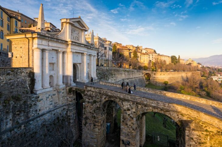 Vista laterale di Porta San Giacomo, uno degli ingressi storici di Bergamo Alta